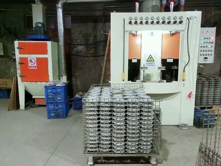 自動(dòng)轉(zhuǎn)盤式噴砂機(jī)工作視頻